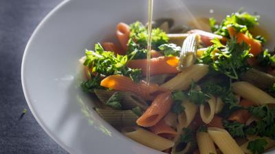 Pasta oil parsley 4k wallpaper