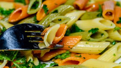 Pasta parsley dinner 4k wallpaper