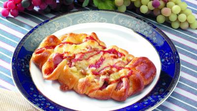 Pastries pizza plate grapes grape composition 4k wallpaper