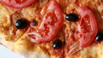Pizza tomatoes olives 4k wallpaper