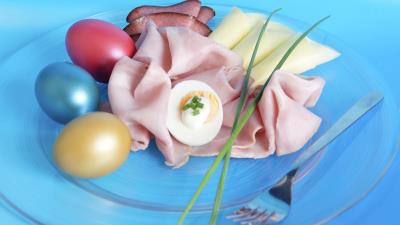 Plate eggs sausage blue background fork 4k wallpaper