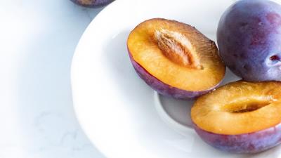 Plum fruit purple 4k wallpaper