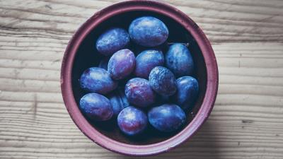 Plum plate fruit 4k wallpaper