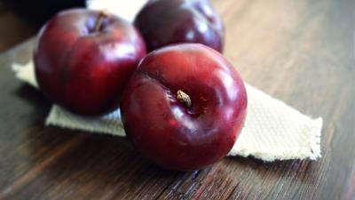 Plum ripe fruit 4k wallpaper