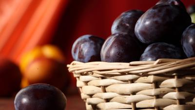 Plums basket close u 4k wallpaper