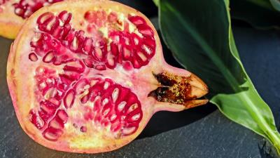 Pomegranate berries fruit slice 4k wallpaper