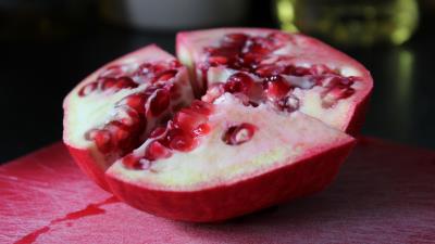 Pomegranate fruit slice juicy 4k wallpaper