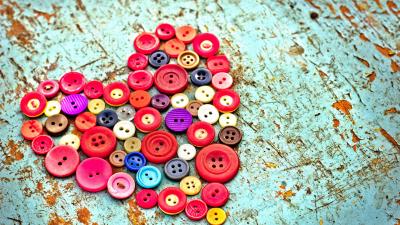 Buttons heart wooden backgroun 4k wallpaper