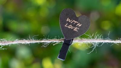 Clothespin heart love 4k wallpaper