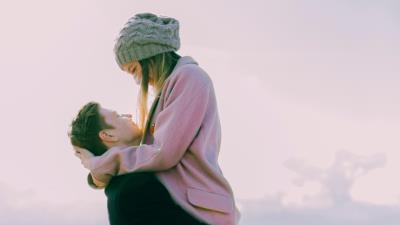 Couple hugs happiness 4k wallpaper