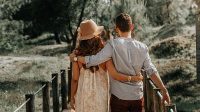 Couple hugs love 4k wallpaper