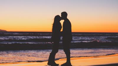 Couple kiss sea sunset silhouettes 4k wallpaper