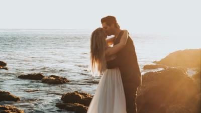 Couple kiss sunset 4k wallpaper