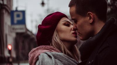 Couple kiss tenderness 4k wallpaper