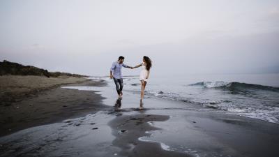 Couple love walk 4k wallpaper