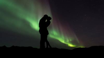Couple silhouettes hugs love 4k wallpaper