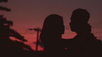 Couple silhouettes hugs night starry sky 4k wallpaper