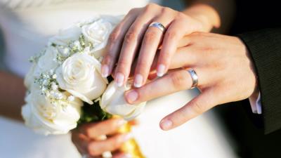 Hands wedding rings bouquet rose 4k wallpaper
