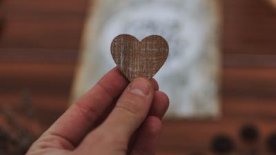 Heart fingers hand 4k wallpaper