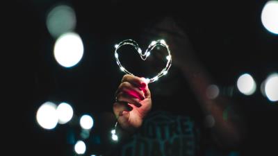 Heart hand light glitter glare 4k wallpaper