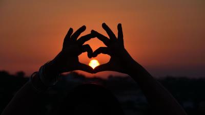 Heart hands sunset 4k wallpaper