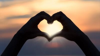 Heart hands sunshine 4k wallpaper