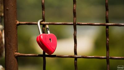 Lock heart fence 4k wallpaper