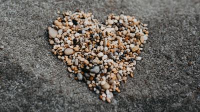 Pebbles heart love 4k wallpaper