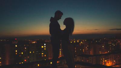 Silhouettes couple romance night city 4k wallpaper