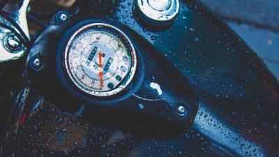 Tank motorcycle drops speedometer 4k wallpaper