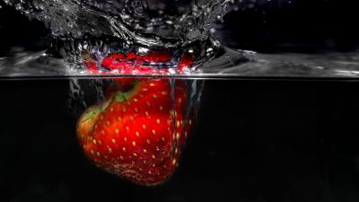 Strawberry berry spray close up 4k wallpaper