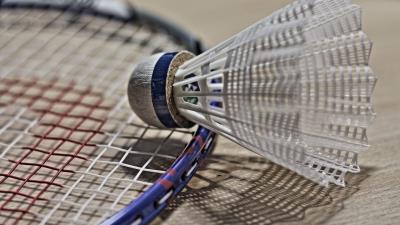 Badminton racket shuttlecock 4k wallpaper