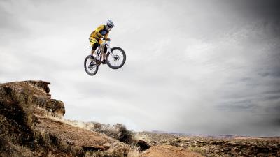 Cyclist cycle racing trick 4k wallpaper