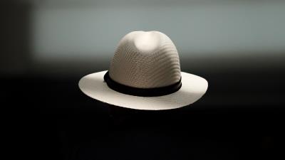 Hat minimalism levitation 4k wallpaper