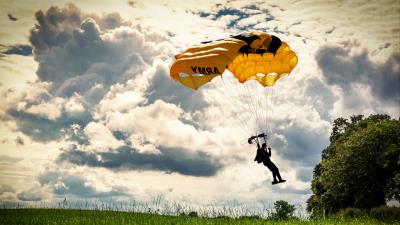 Paraglider paragliding flying 4k wallpaper