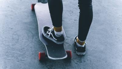 Skate skateboard legs 4k wallpaper