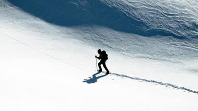 Skier snow climb 4k wallpaper