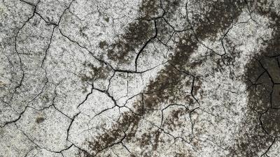 Land cranny drought 4k wallpaper