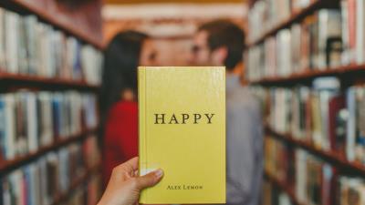 Happiness book couple 4k wallpaper