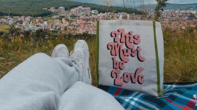 Legs sneakers bag 4k wallpaper