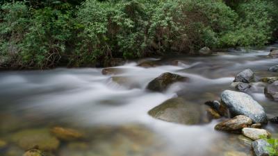 Water stones fog 4k wallpaper
