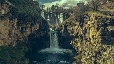 Waterfall precipice stones shadow 4k wallpaper