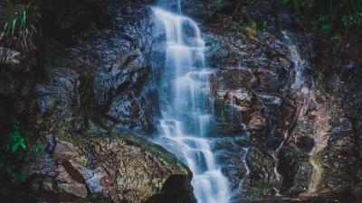 Waterfall rocks spray 4k wallpaper