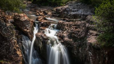 Waterfall stones breakage 4k wallpaper