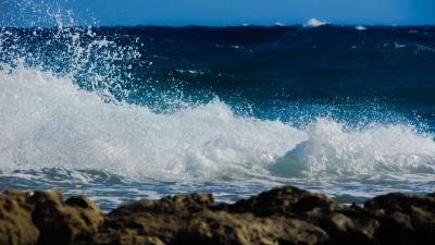 Wave surf foam spray 4k wallpaper