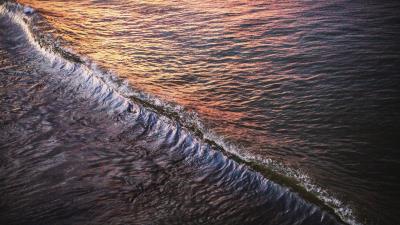 Wave water glare 4k wallpaper