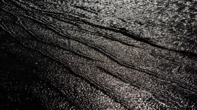 Waves glare bw 4k wallpaper