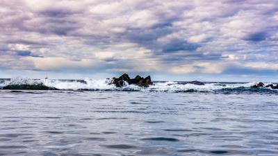 Waves spray rocks 4k wallpaper