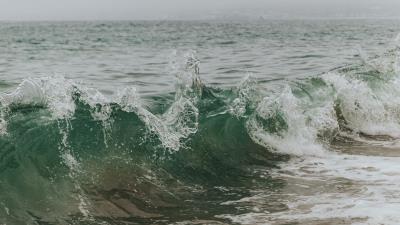 Waves spray sea 4k wallpaper