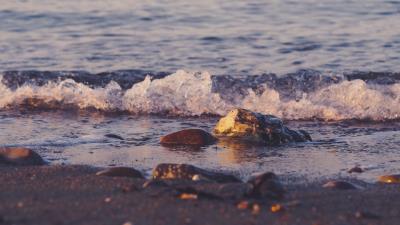 Beach pebbles waves 4k wallpaper